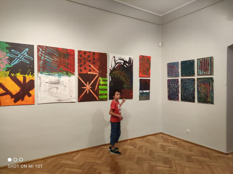 Jaś Solisz na tle prac