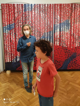 Artyści na tle jednej z prac