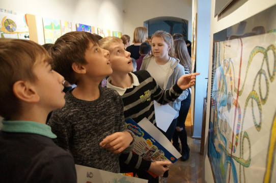 Laureaci konkursu podzas podziwiania zwycięskich prac