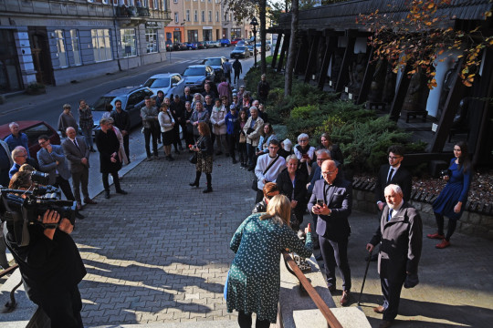 Goście zgromadzeni pod budynkiem Muzeum podczas uroczystych obchodów i odsłonięcia pszczoły. 
