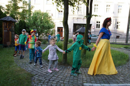 Korowód bajkowych postaci