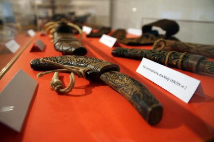 Fragment ekspozycji - na pierwszym planie nóż ceremonialny