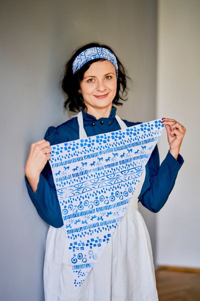 Na fotografii Barbara prezentująca wykonaną podczas warsztatów bandanę.
