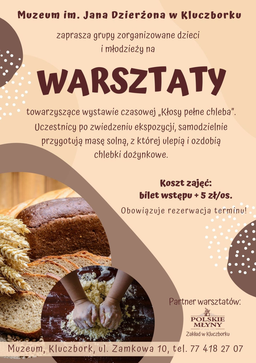 Warsztaty wykonywania chlebków dożynkowych z masy solnej dla grup zorganizowanych. Koszt zajęć 5 zł/os. + bilet wstępu. Obowiązuje wcześniejsza rezerwacja terminu. Na plakacie zdjęcie chleba i dłoni zagniatających ciasto.