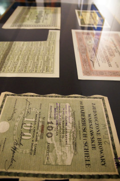 Fragment ekspozycji - w gablocie zbiór starych, przedwojennych akcji wypuszczonych przez kilka browarów z terenu Polski i Niemiec