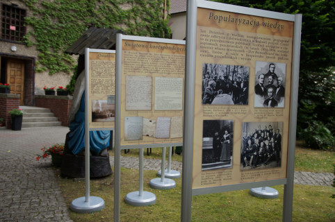 Fragment ekspozycji plenerowej "Jan Dzierżon"