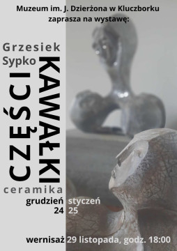 Plakat ekspozycji CZĘŚCI/KAWAŁKI - utrzymany w tonacji szarości, na pierwszym i drugim planie prace artysty przedstawiające głowy