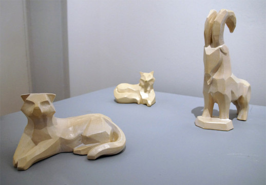 Fragment ekspozycji - na postumencie trzy ceramiczne postacie zwierząt, wykonane z jasnokremowej gliny: kot, kozioł, lis