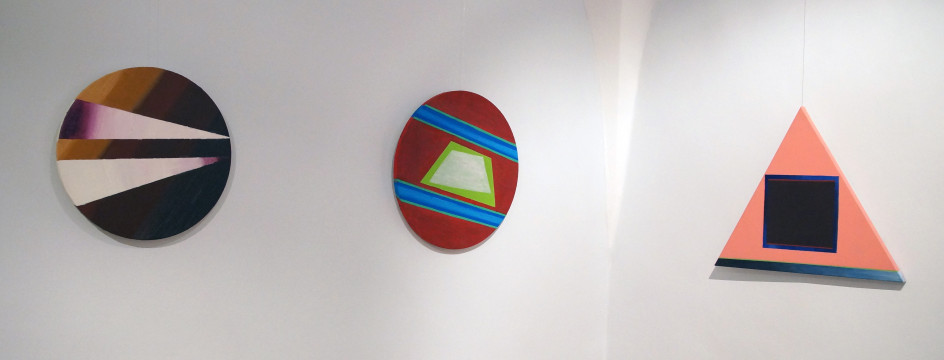 Trzy obrazy przedstawiające malarstwo abstrakcyjne (na płótnach widoczne figury geometryczne)