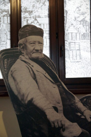Jan Dzierżon na tle pasieki - fragment ekspozycji