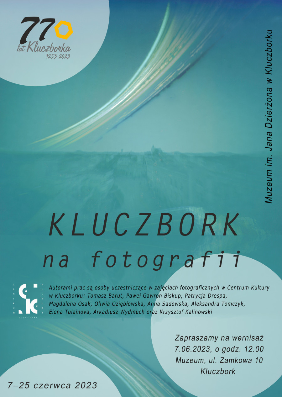 Kluczbork na fotografii - plakat wystawy, na błękitnym tle zarys panoramy miasta, wernisaż 7 czerwca o godz. 12.00, ekspozycja czynna do 25 czerwca 2023 r.