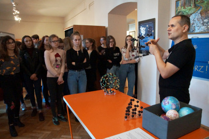Otwarcie wystaw: "Witamy w nanoświecie" i "Doświadczalnia" - na pierwszym planie dr Maciej Kluza