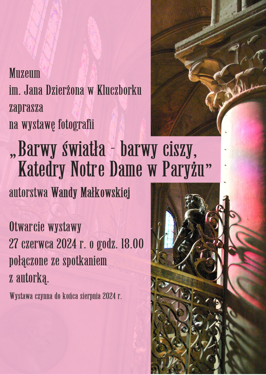 Plakat ekspozycji "Barwy światła – barwy ciszy, Katedry Notre Dame w Paryżu" - plakat w różowej tonacji, w prawej części widoczny fragment katedry - filar z barwnymi plamami światła przesączonego przez witraż.