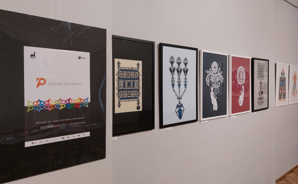 Fragment ekspozycji - na ścianie wiszą wielokolorowe wycinanki