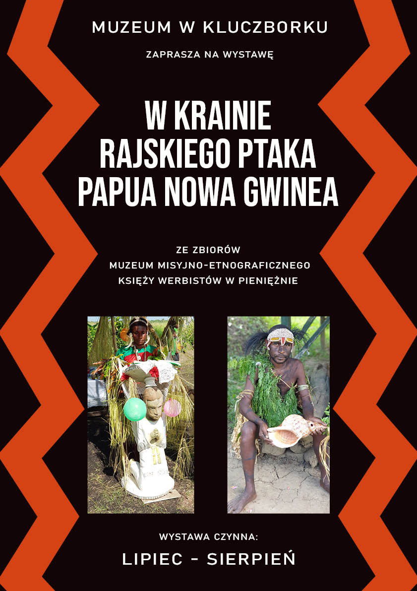Plakat wystawy: "W krainie rajskiego ptaka — Papua Nowa Gwinea" ze zbiorów Muzeum Misyjno-Etnograficznego Księży Werbistów w Pieniężnie, lipiec — sierpień 2023, na czarnym tle plakatu dwie fotografie przedstawiające mieszkańców Papui Nowa Gwinei w strojach  wykonanych m.in. z traw i muszli.